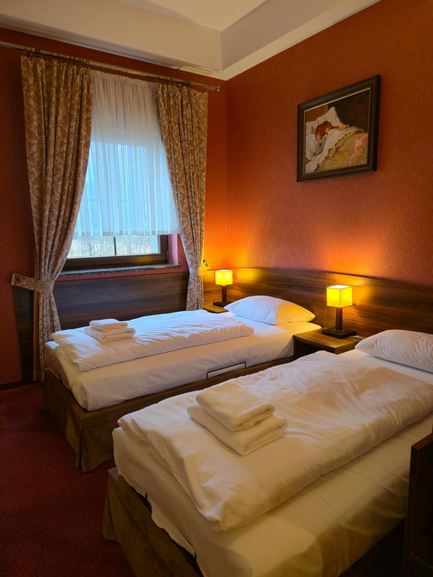Hotel Dworski Galaktyczny Park Warzymice Exterior photo