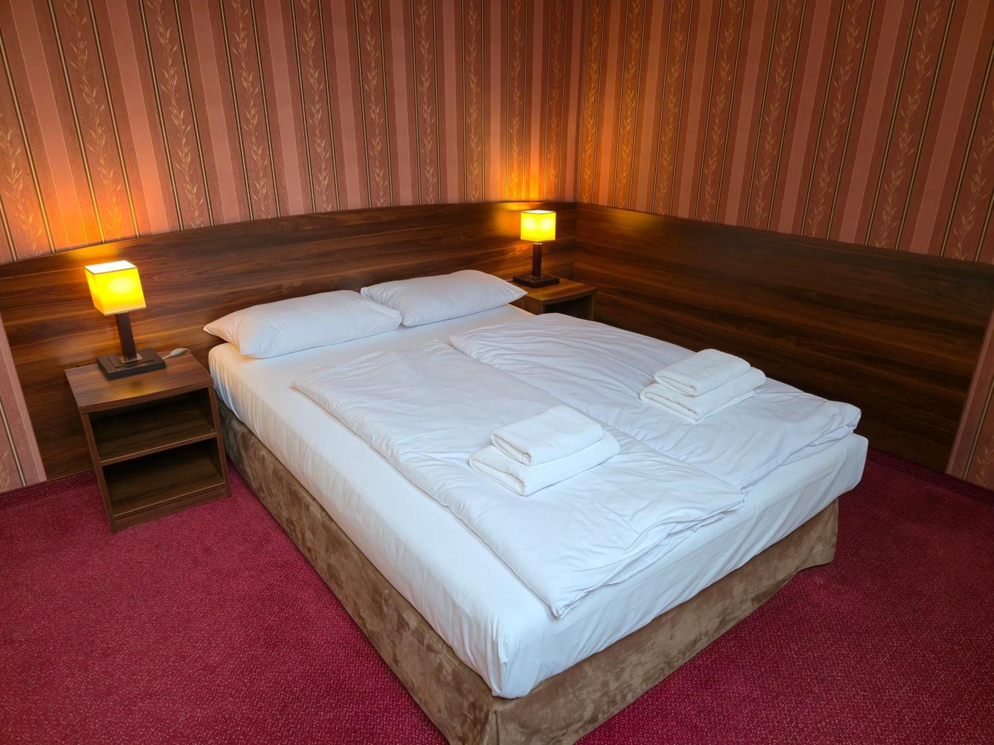 Hotel Dworski Galaktyczny Park Warzymice Exterior photo
