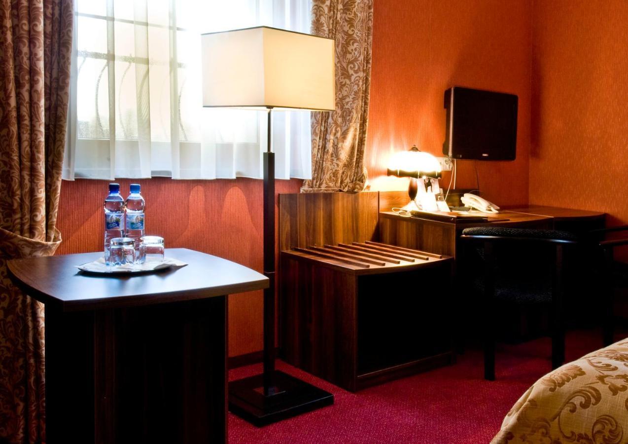 Hotel Dworski Galaktyczny Park Warzymice Room photo