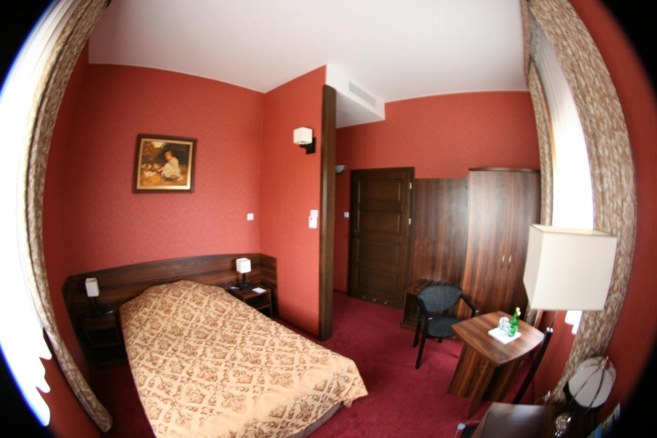 Hotel Dworski Galaktyczny Park Warzymice Room photo